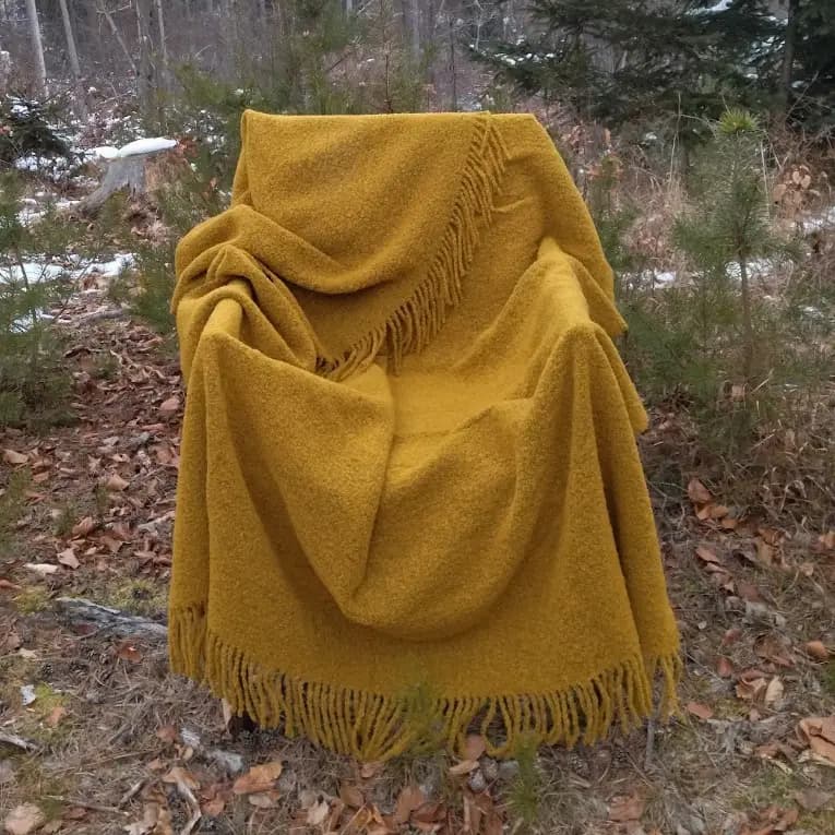 Jeté en laine bouclée jaune moutarde – 55x79 po, couverture chaude pour sofa, lit, chalet ou terrasse - View 6
